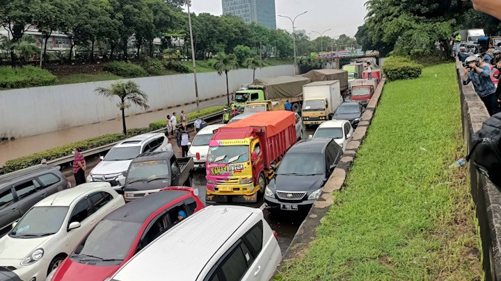 Tol TB Simatupang Banjir, Ratusan Kendaraan Terjebak - Bagian 3