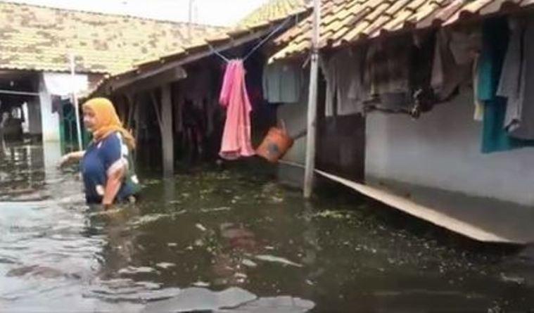 title Enggan Mengungsi, Korban Banjir di Pekalongan Mulai Kesulitan Makanan   Enggan Mengungsi, Korban Banjir di Pekalongan Mulai Kesulitan Makanan