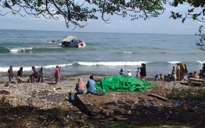 Mati Mesin, Kapal Muatan Garam Menuju NTT Tenggelam di Perairan Mantau