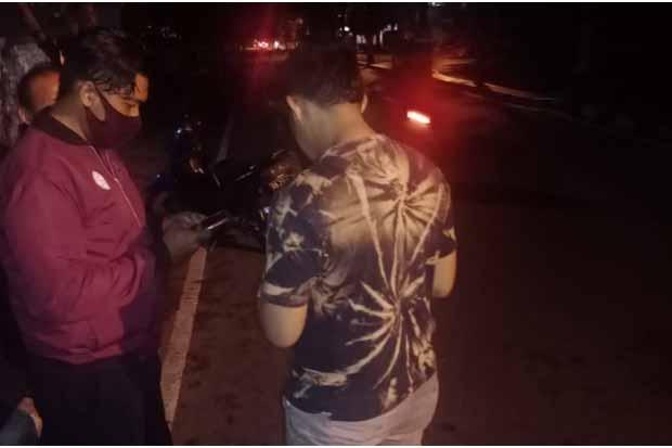 title Hendak Cari Makan, Pemuda Ini Terluka Ditendang Orang Tak Dikenal Hendak Cari Makan, Pemuda Ini Terluka Ditendang Orang Tak Dikenal