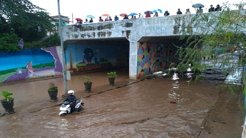 Antisipasi Banjir Akibat Debit Air Naik, BPBD KBB Pantau Aliran Sungai Besar