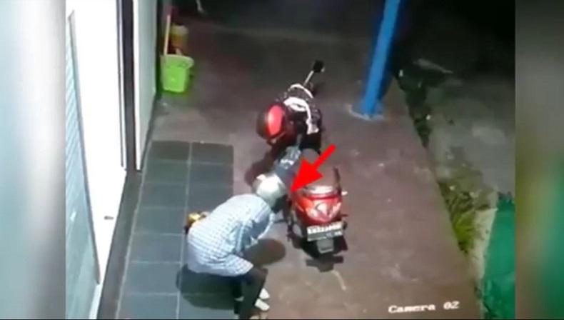 Pasutri di Sampit Kompak Maling Tas, Aksi Terekam Kamera Pengintai