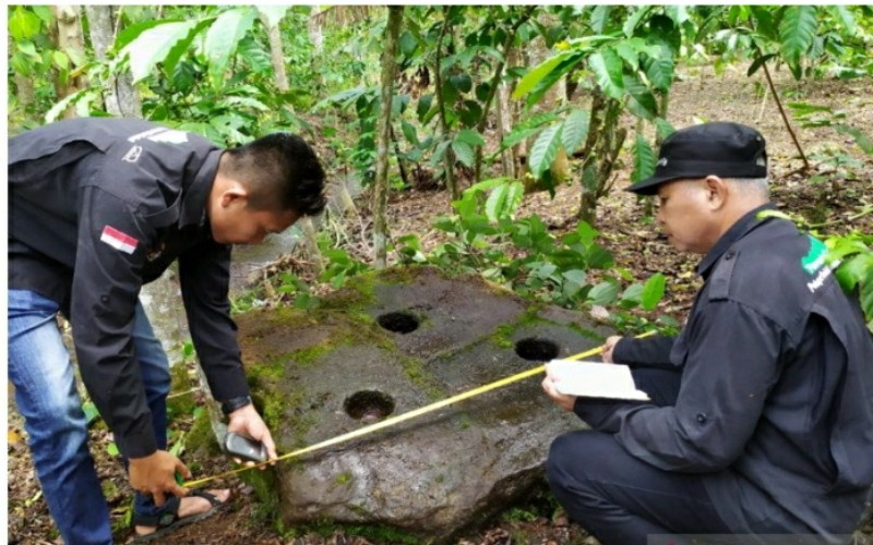 Lumpang Batu Masa Megalitikum Ditemukan di Kebun Lahat 