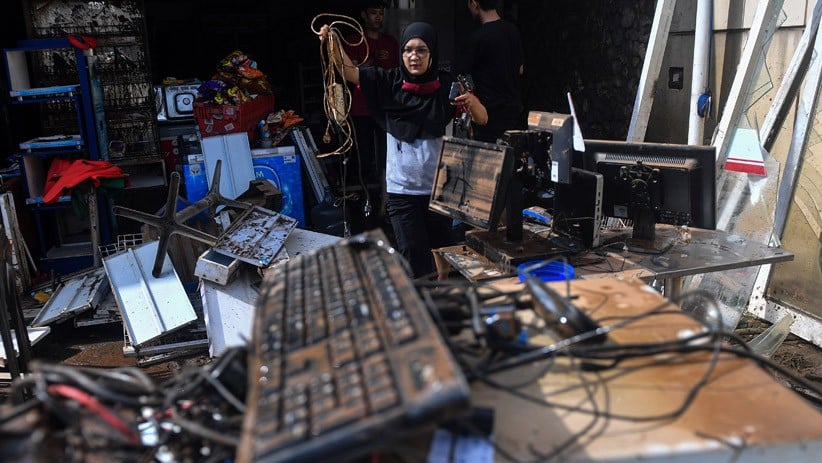 Banjir Surut, Peralatan Elektronik Warga Kemang Bercampur Lumpur - Bagian 1