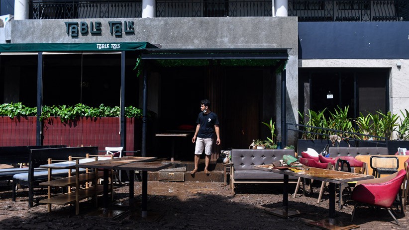 Banjir Surut, Peralatan Elektronik Warga Kemang Bercampur Lumpur - Bagian 3