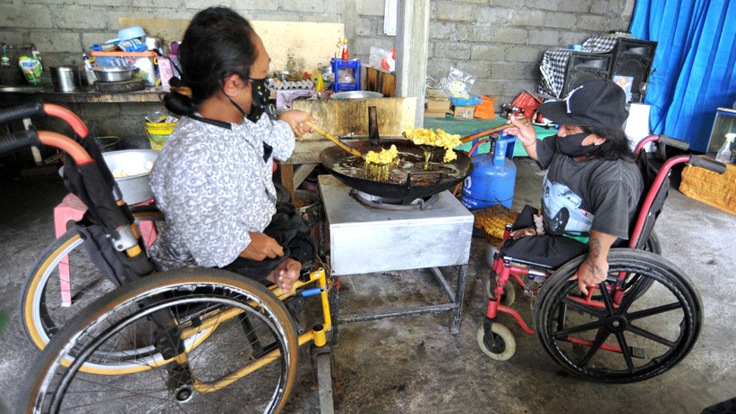 Keuletan 2 Penyandang Disabilitas asal Bali Produksi Keripik Singkong - Bagian 1