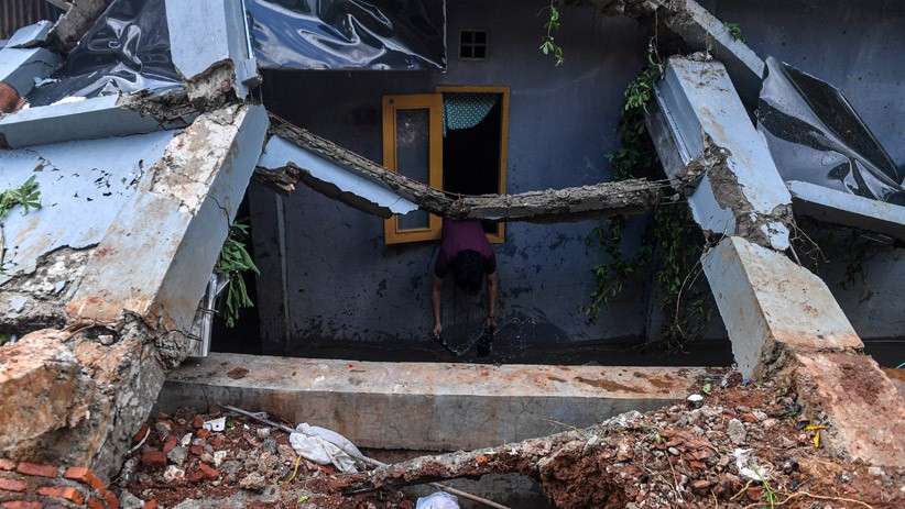 Lima Rumah Tertimpa Tanah Longsor di Kawasan Bangka Jakarta Selatan - Bagian 3