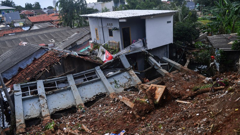 Lima Rumah Tertimpa Tanah Longsor di Kawasan Bangka Jakarta Selatan - Bagian 2