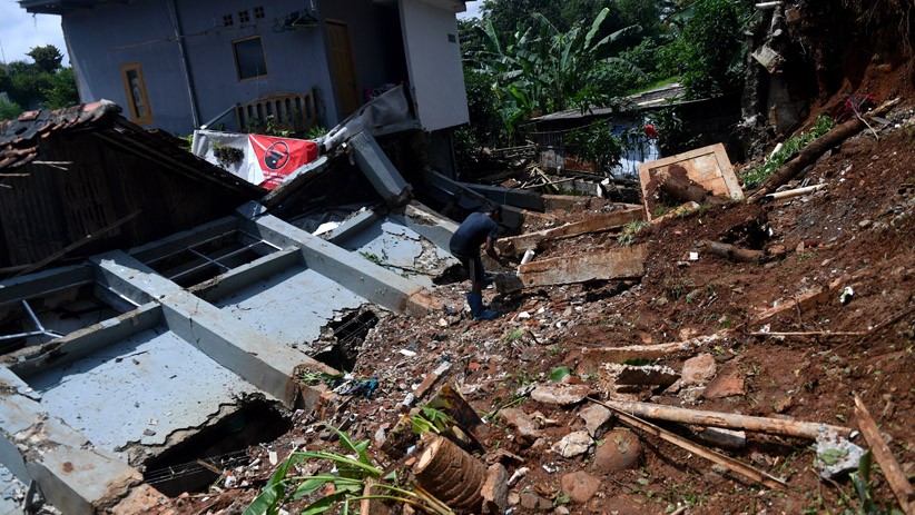 Lima Rumah Tertimpa Tanah Longsor di Kawasan Bangka Jakarta Selatan - Bagian 1