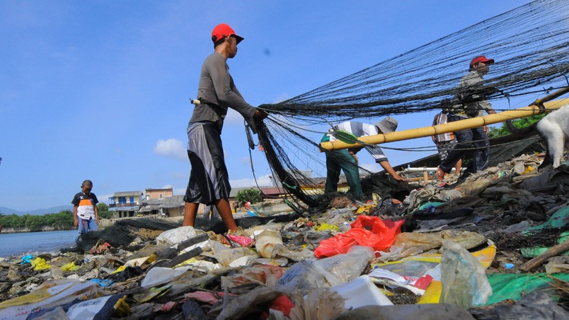 Terbawa Arus, Sampah Plastik Cemari Pantai Sukaraja Bandar Lampung - Bagian 1
