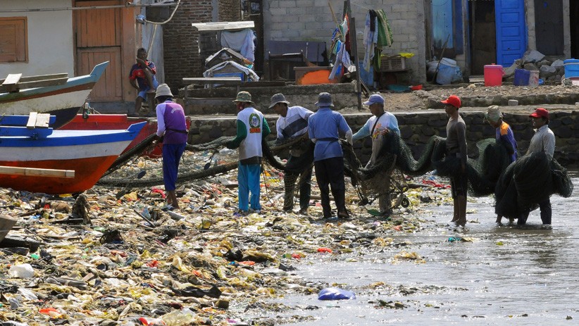 Terbawa Arus, Sampah Plastik Cemari Pantai Sukaraja Bandar Lampung - Bagian 2