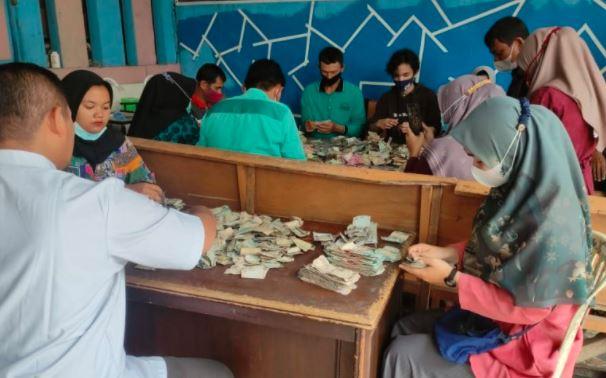 Bank Nagari Butuh 2 Hari Hitung Uang Sekarung Rp82 Juta Milik Kakek di Payakumbuh
