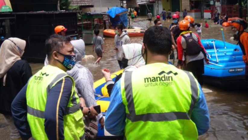 Bantu Korban Banjir Jakarta, Bank Mandiri Kirim 1.000 Paket Nasi Bungkus  - Bagian 2