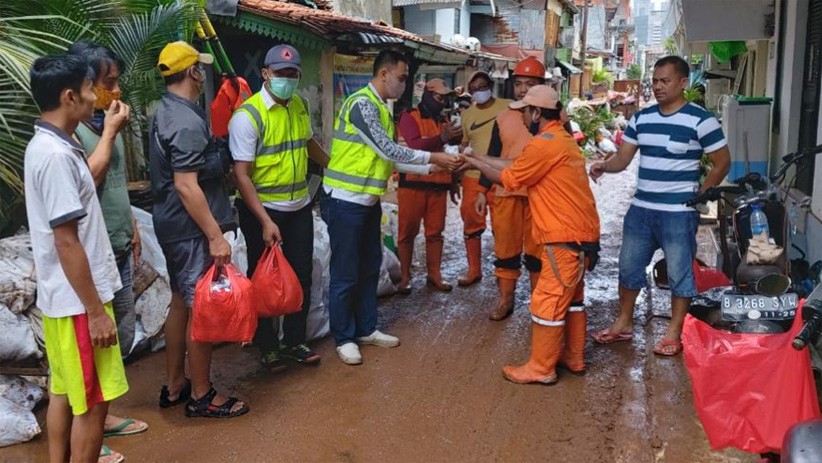 Bantu Korban Banjir Jakarta, Bank Mandiri Kirim 1.000 Paket Nasi Bungkus  - Bagian 3