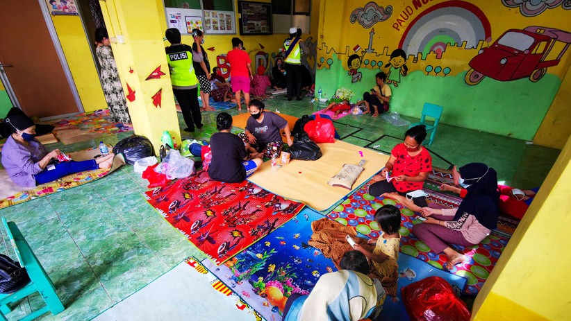 Rumah Banyak Sampah dan Lumpur, Korban Banjir Jakarta Bertahan di Pengungsian - Bagian 2