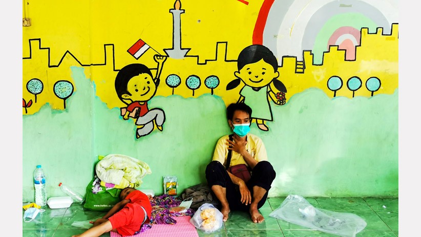 Rumah Banyak Sampah dan Lumpur, Korban Banjir Jakarta Bertahan di Pengungsian - Bagian 3