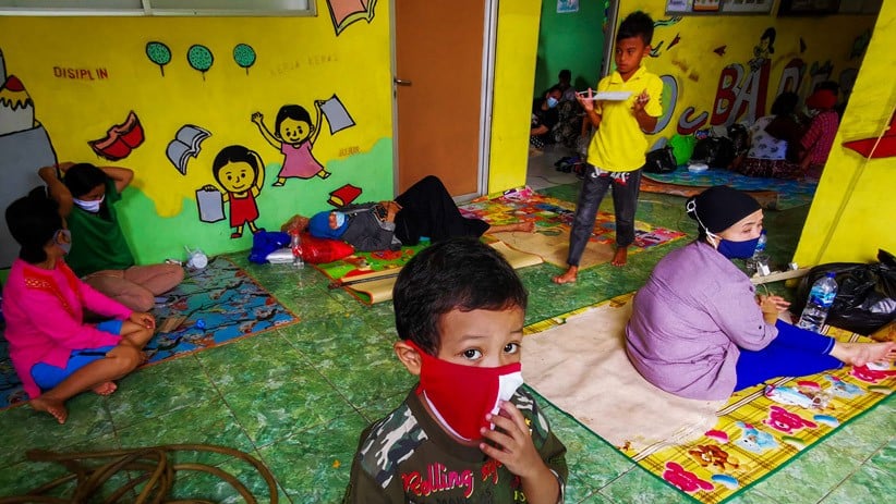 Rumah Banyak Sampah dan Lumpur, Korban Banjir Jakarta Bertahan di Pengungsian - Bagian 1