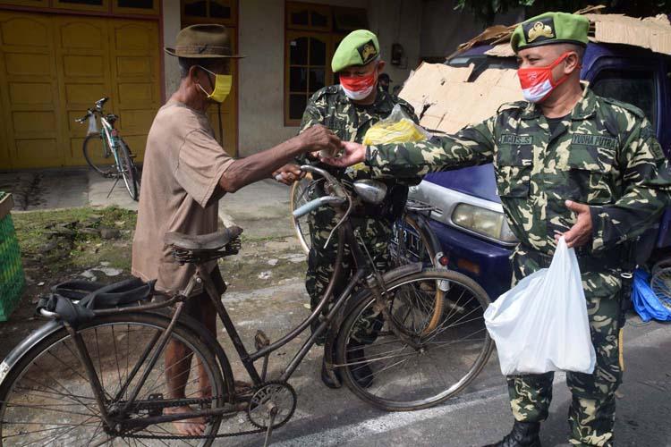 Dorong Kesadaran Masyarakat Patuh Prokes, PPM Jateng Bagi Masker di Pasar Karanganyar