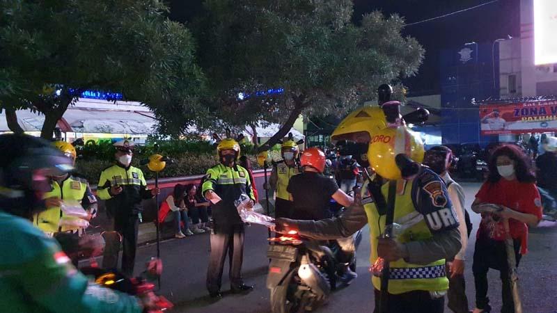 Kapolda Jateng dan 9 Komunitas Bagikan Masker dan Nasi Kotak di Simpang Lima Semarang