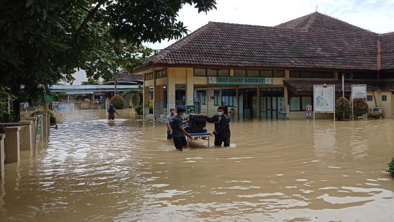 title RS Islam Karawang Banjir, Evakuasi Pasien Covid-19 Cukup Dramatis  RS Islam Karawang Banjir, Evakuasi Pasien Covid-19 Cukup Dramatis