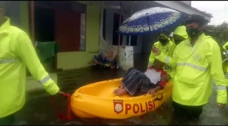 Dramatis, Polisi Evakuasi Kakek Sakit di Tengah Kepungan Banjir 1 Meter di Pekalongan