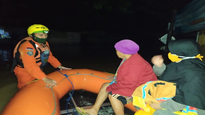 Banjir Karawang, Tim SAR Gabungan Evakuasi Ratusan Warga 