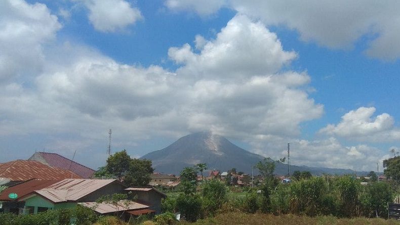 Gunung Sinabung Kembali Luncurkan Guguran Awan Panas Sejauh 1,5 Km