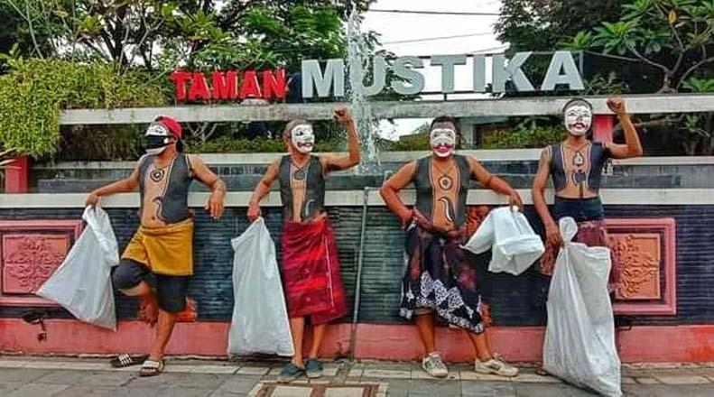 Peringati HPSN,  Aktivis Lingkungan Berpakaian Punokawan Punguti Sampah 