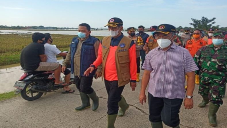 title Doni Monardo dan Muhadjir Effendy Tinjau Lokasi Banjir di Krangligar Karawang Doni Monardo dan Muhadjir Effendy Tinjau Lokasi Banjir di Krangligar Karawang