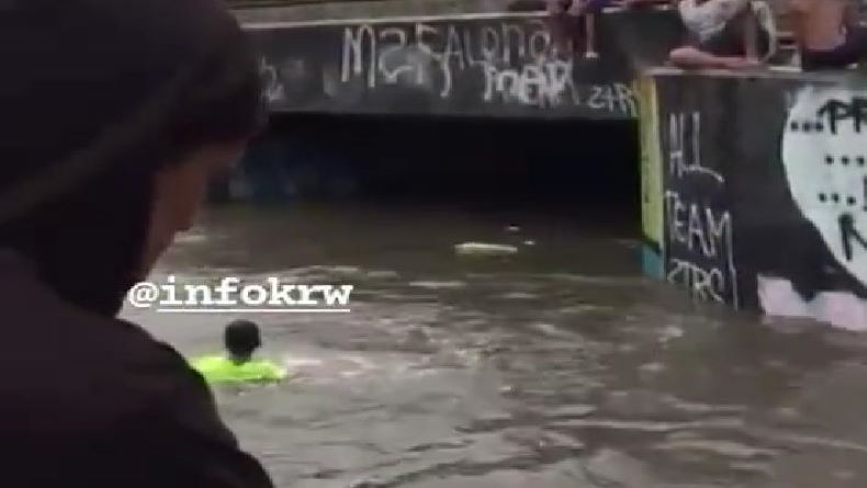 Banjir Karawang, Underpass Gonggo Jatisari Disulap Jadi Wisata Renang