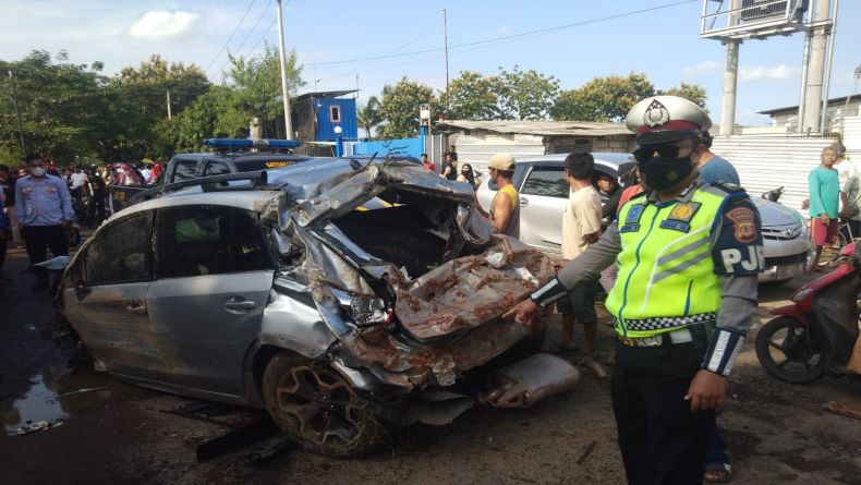 title Ditabrak dari Belakang, Subaru Terjun dari Tol Cipali ke Jalur Arteri di Majalengka Ditabrak dari Belakang, Subaru Terjun dari Tol Cipali ke Jalur Arteri di Majalengka
