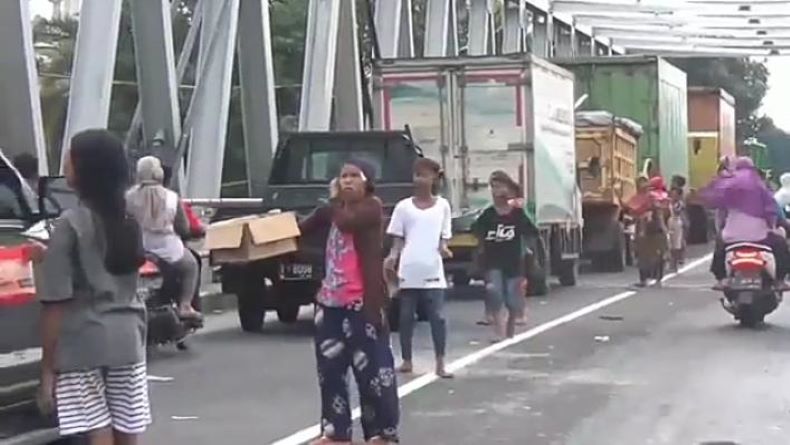 Gegara Bantuan Terhenti, Korban Banjir Pamanukan Subang Nekat Ngemis di Jalur Pantura