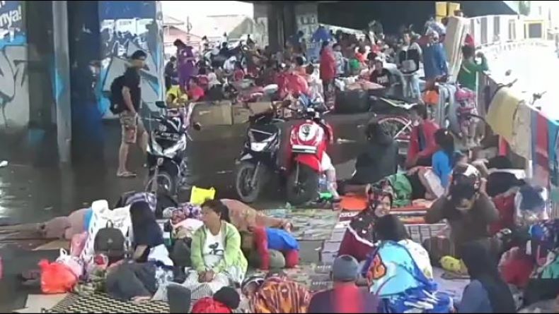 Diterjang Banjir,  Warga Kembali Ngungsi ke Kolong Jembatan Jalur Pantura Subang