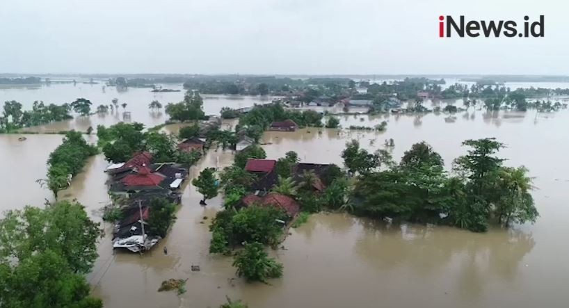 Video Sungai Citarum Meluap, Karawang Terendam Banjir hingga 1 Meter