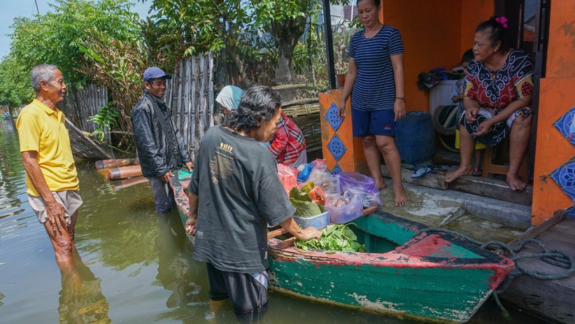 Banjir Pekalongan Belum Surut, Pedagang Sayur Keliling Pakai Perahu  - Bagian 3