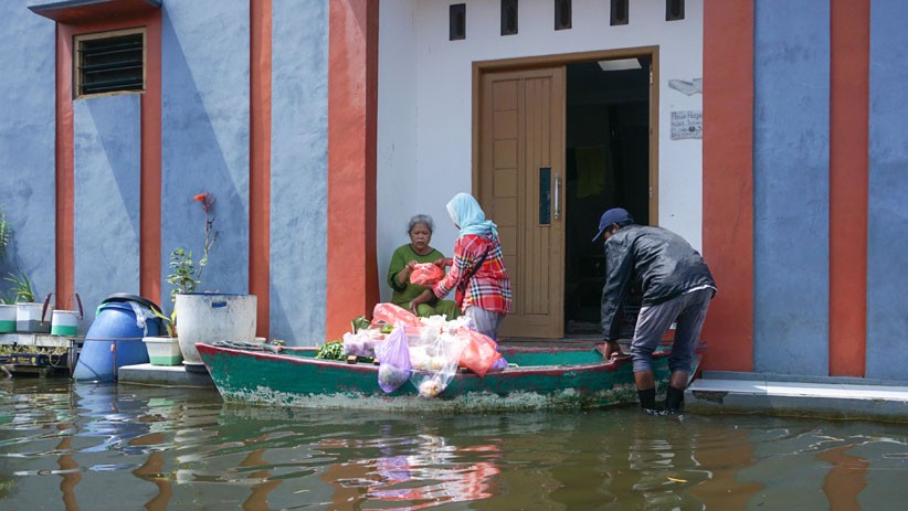 Banjir Pekalongan Belum Surut, Pedagang Sayur Keliling Pakai Perahu  - Bagian 2