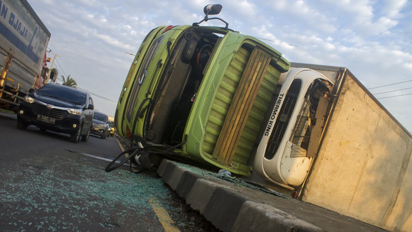 Kecelakaan Truk Terguling di Jalur Pantura Menutup Badan Jalan - Bagian 2