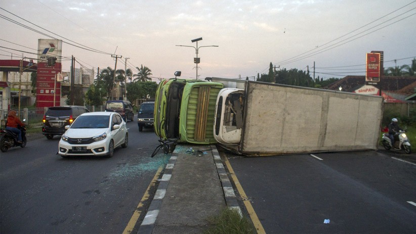 Kecelakaan Truk Terguling di Jalur Pantura Menutup Badan Jalan - Bagian 1