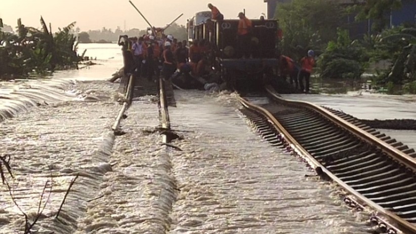 Penampakan Rel Kereta Terendam Banjir, Perjalanan KA Jarak Jauh Dibatalkan - Bagian 2