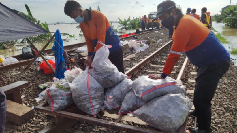 Penampakan Rel Kereta Terendam Banjir, Perjalanan KA Jarak Jauh Dibatalkan - Bagian 3