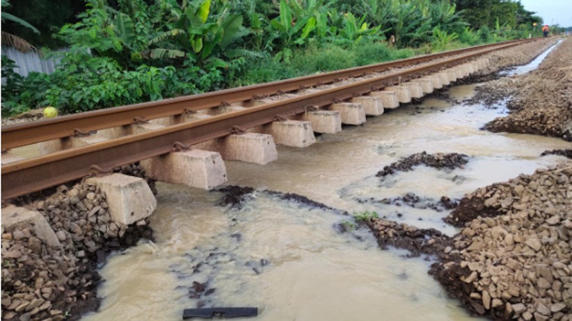 Penampakan Rel Kereta Terendam Banjir, Perjalanan KA Jarak Jauh Dibatalkan - Bagian 4