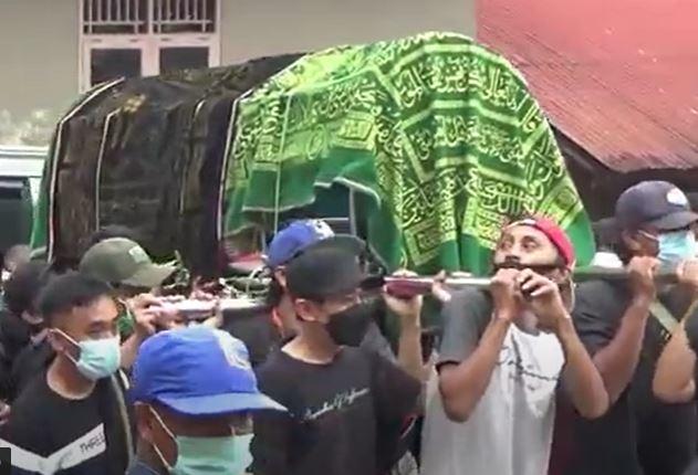 title Diwarnai Isak Tangis, 3 Jenazah Sekeluarga yang Tewas Kesetrum Dimakamkan Satu Liang Diwarnai Isak Tangis, 3 Jenazah Sekeluarga yang Tewas Kesetrum Dimakamkan Satu Liang