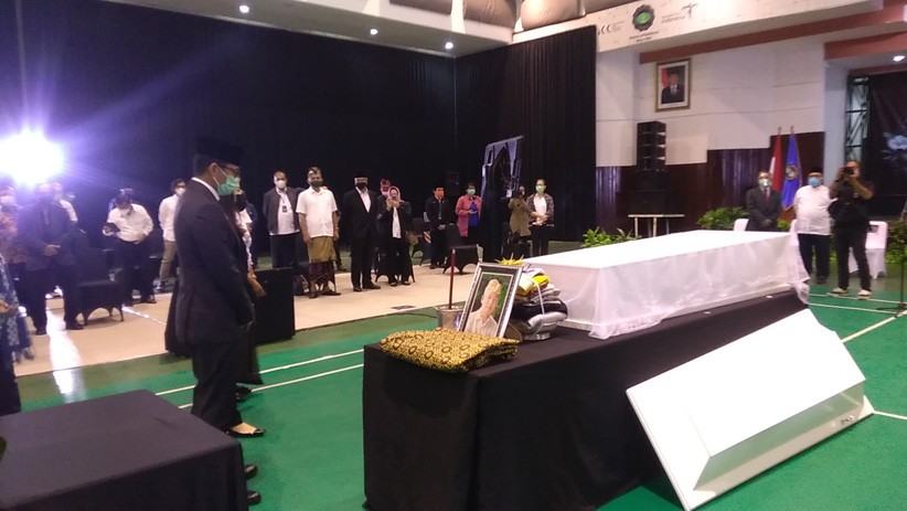 Sandiaga Uno dan Angela Tanoesoedibjo Hadiri Upacara Pelepasan Jenazah I Gede Ardika - Bagian 1