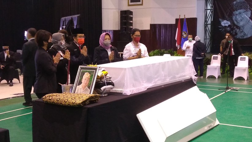 Sandiaga Uno dan Angela Tanoesoedibjo Hadiri Upacara Pelepasan Jenazah I Gede Ardika - Bagian 4