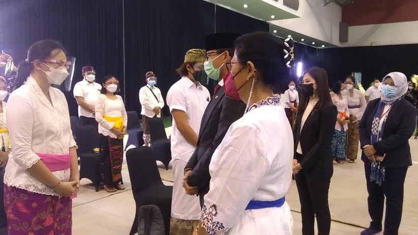 Sandiaga Uno dan Angela Tanoesoedibjo Hadiri Upacara Pelepasan Jenazah I Gede Ardika - Bagian 2