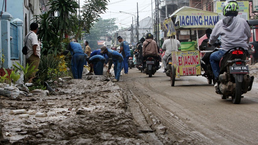Lumpur Sisa Banjir di Pondok Gede Permai Bekasi Mulai Dibersihkan - Bagian 2