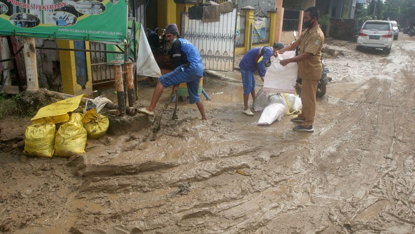 Lumpur Sisa Banjir di Pondok Gede Permai Bekasi Mulai Dibersihkan - Bagian 1