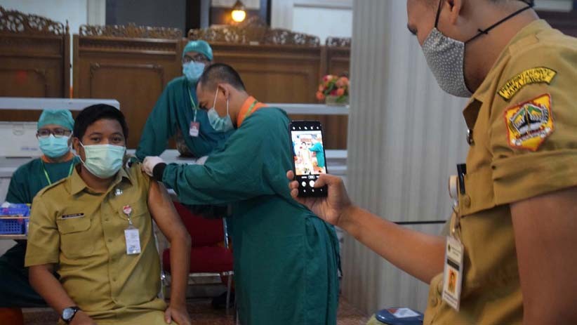 ASN Pemprov Jateng Ikuti Vaksinasi Covid-19 Gelombang II - Bagian 1