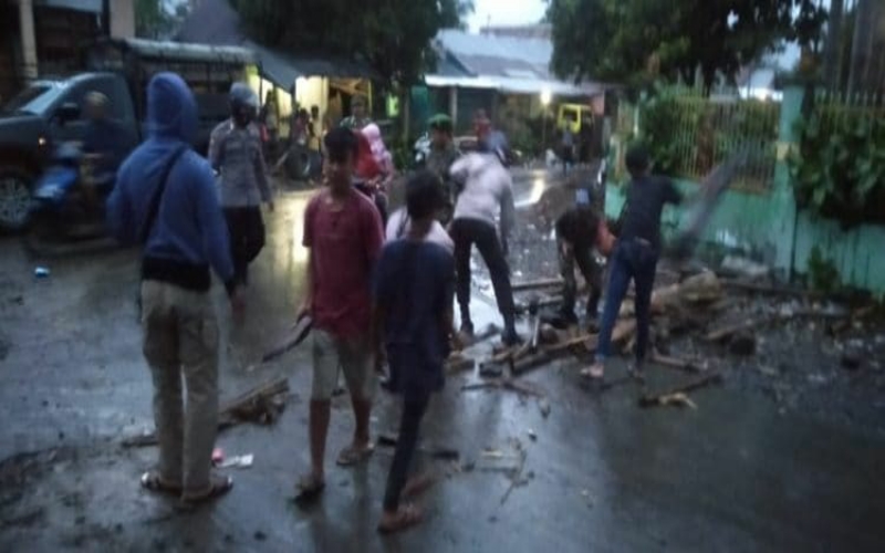 Handphone Dirampas, Warga Blokir Jalan Desak Polisi Tangkap Pelaku