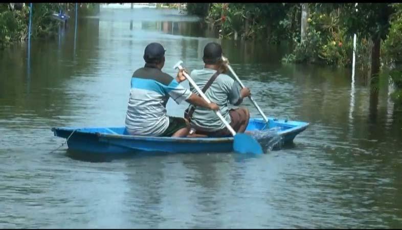 Sebulan Banjir di Pekalongan, Warga Andalkan Perahu untuk Beraktivitas